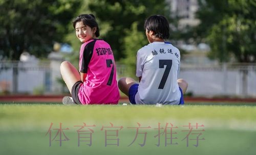 新华社:女队长率领男足出征比赛!这姑娘真的太帅了 新华社:女队长率领男足出征比赛!这姑娘真的太帅了
